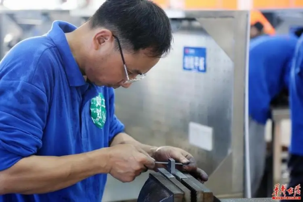 注塑模具钳工